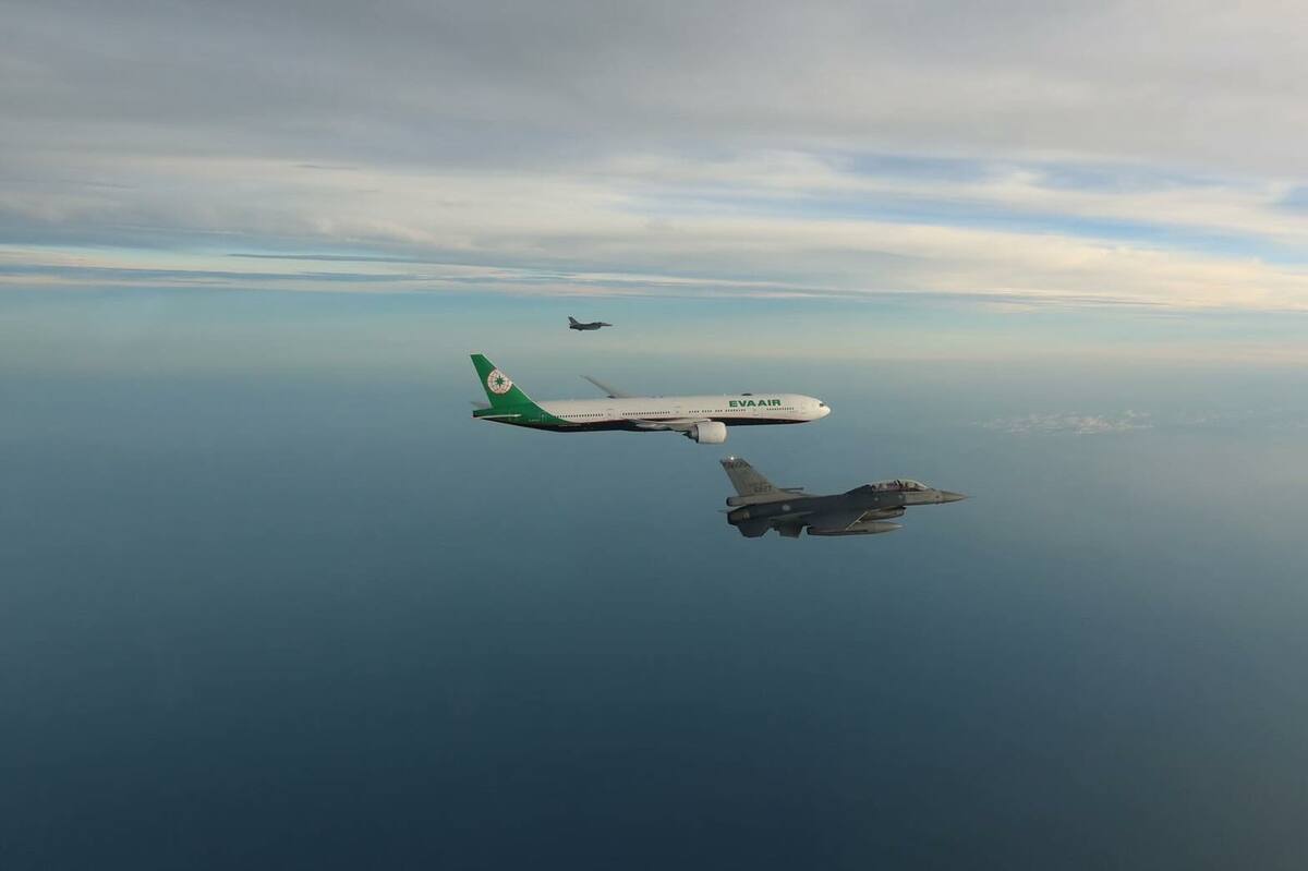 F-16戰機伴飛奧運國家代表隊最後一批專機返國。 圖：翻攝自李厚慶Threads