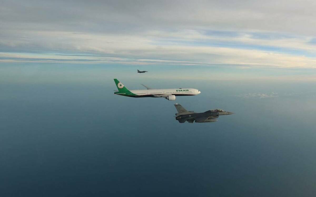F-16戰機伴飛奧運國手專機回家 週五英雄大遊行