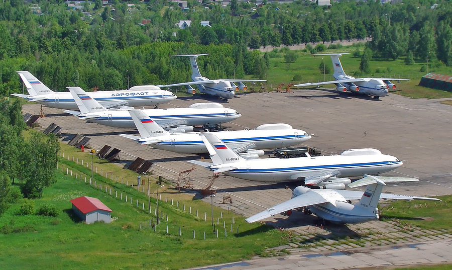 烏軍派出無人機襲擊奇卡洛夫斯基空軍基地。停放在該基地的俄羅斯總統普丁專機和 IL-80 任務指揮機都被擊中。突圍飛機尚未被毀壞前。 圖：翻攝自愚蠢的精衛 X 帳號