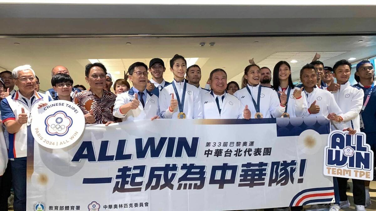 我國最後一批奧運代表團也於今日上午從巴黎飛抵國門。 圖：取自張廖萬堅臉書