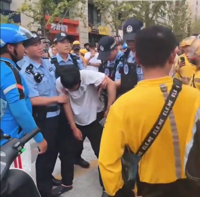 中國近期發生一起外賣員與警察的激烈衝突。 圖：翻攝自李老師不是你老師 X 帳號
