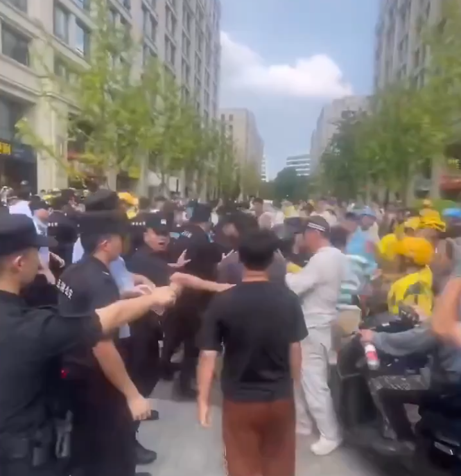 中國近期發生一起外賣員與警察的激烈衝突。 圖：翻攝自李老師不是你老師 X 帳號