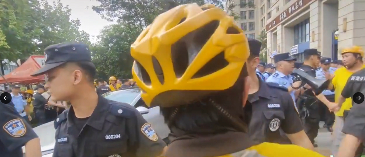 中國近期發生一起外賣員與警察的激烈衝突。 圖：翻攝自李老師不是你老師 X 帳號