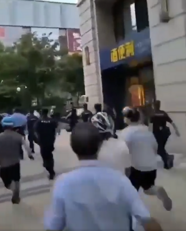 警察護送領導離開時被外賣員追打。 圖：翻攝自李老師不是你老師 X 帳號