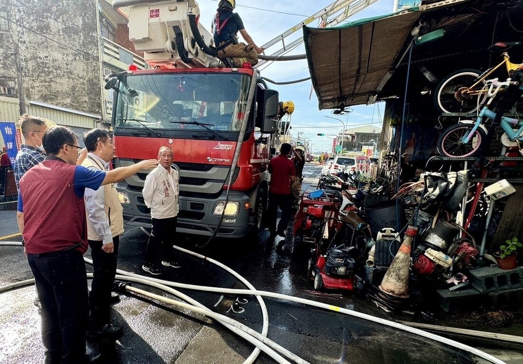 台南市六甲區珊瑚路1棟民宅13日凌晨發生大火，屋內1家5口喪命，市長黃偉哲（前左2）也趕赴現場關心。 圖：台南市政府提供