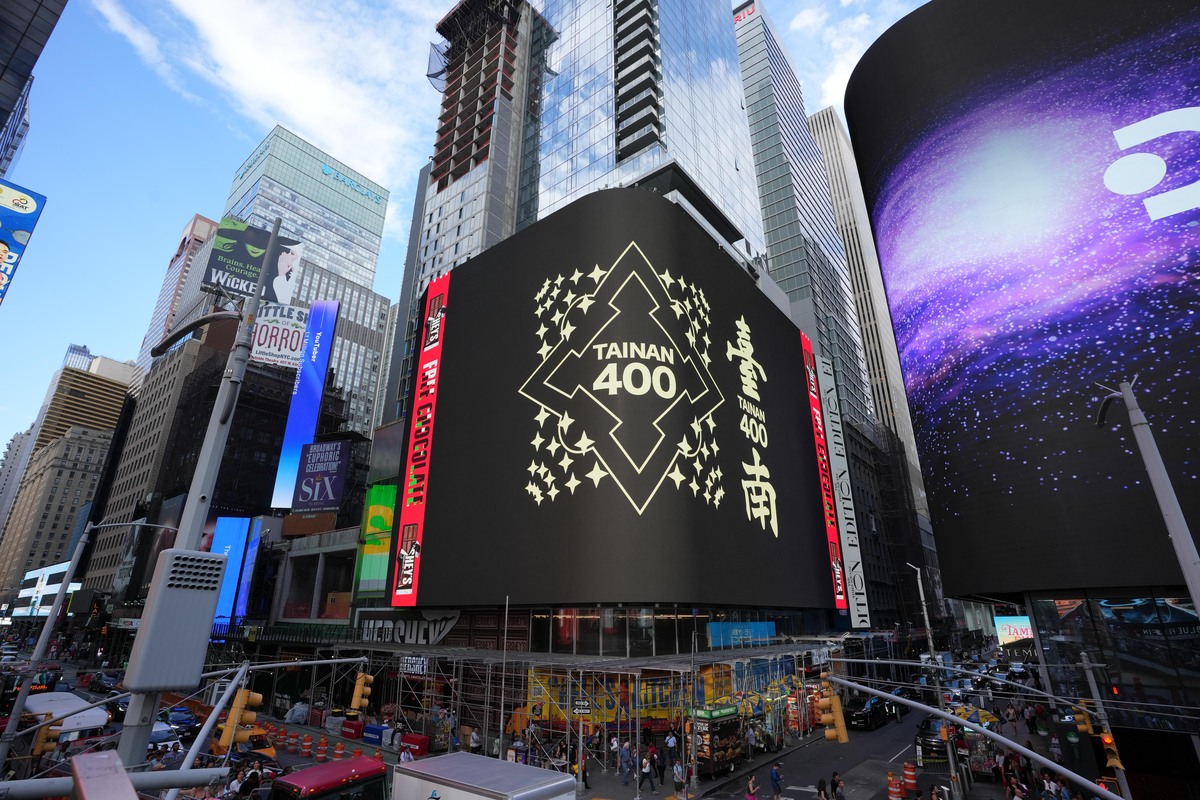 為了達成台南400「一起台南，世界交陪」的願景，台南市政府積極推動台南的城市國際宣傳，在8月12日到18日，美國紐約時代廣場、法國巴黎春天百貨、韓國首爾江南鬧區，同步驚喜輪播台南400行銷影片，緊接著9月底也會在日本東京新宿播出。 圖：台南市政府提供