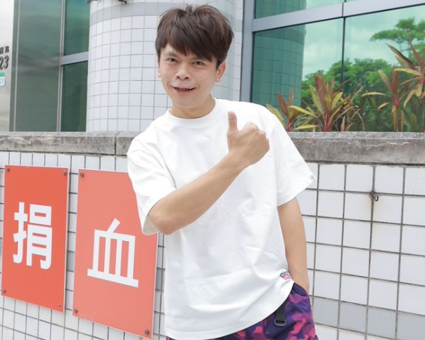 蔡阿嘎先前大動作開除資深員工蘿拉，指控對方用AB合約詐財破千萬、以團隊名義索取過量公關品等。 圖：翻攝自蔡阿嘎IG
