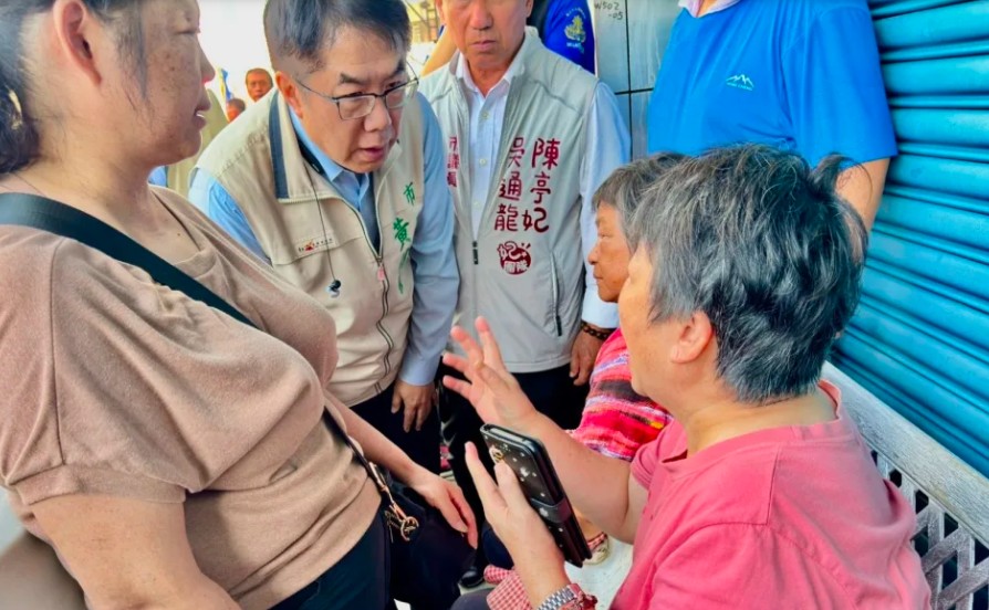 台南市六甲區珊瑚路1棟民宅13日凌晨發生大火，屋內1家5口喪命，市長黃偉哲趕赴現場關心。 圖：台南市政府提供