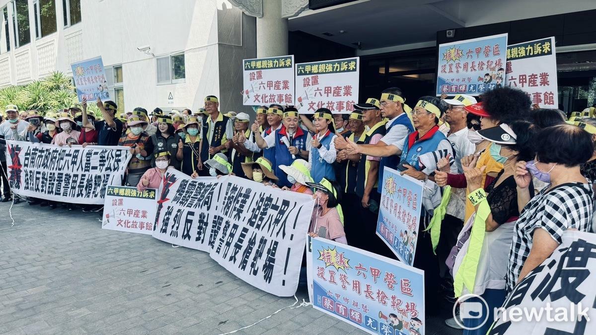 台南市議員尤榮智、蔡育輝和方一峰陪同300名六甲和新營鄉親，齊聚新營民治議事廳前拉白布條、高舉標語，痛批鄉親爭取多年，希望能活化閒置六甲營區，成為青年返鄉就業青創基地，怎知官方突襲成為警用長槍靶場，根本是黑箱作業、壓制民意。 圖：尤榮智服務處提供