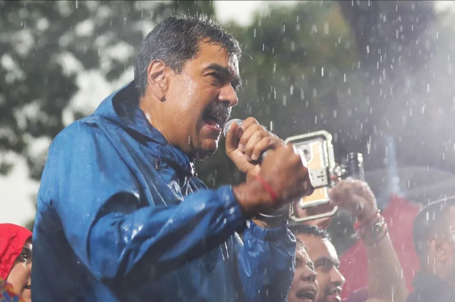 委內瑞拉總統馬杜洛在 7 月 28 日的總統大選中獲勝，成功連任總統，但該選舉被指控嚴重舞弊。圖為馬杜洛向支持者演講。 圖：翻攝自視覺中國