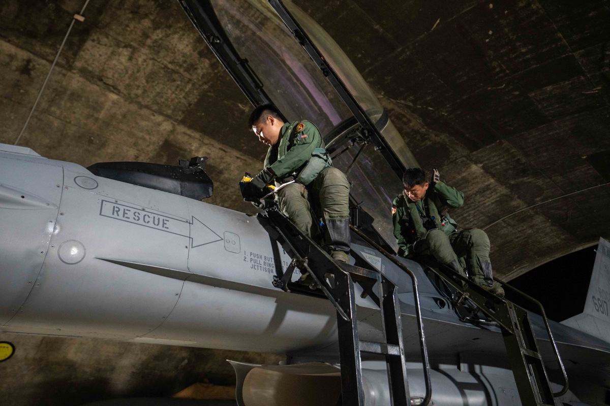 飛行員正在坐上F16戰機執行伴飛任務。（示意圖） 圖：軍聞社提供