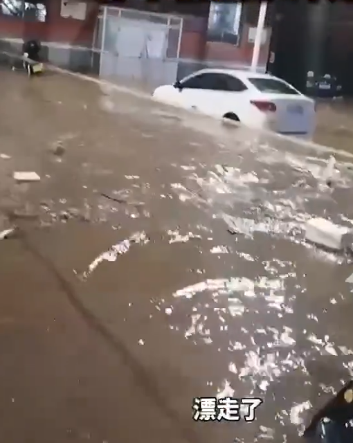 河北承德近期遭遇大暴雨，洪水湍急程度甚至能把車輛沖走。 圖：翻攝自窪地老劉 X 帳號