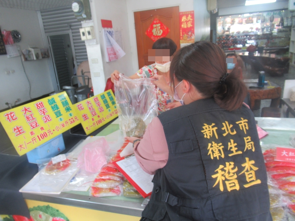 新北市衛生局也針對轄內餐飲業、賣場超市及傳統市場攤商等抽驗中元應景食品，包含三牲、蔬果、糕粿等共95件產品，全數合格；另外為維護民眾夏季飲用冰品的衛生安全，抽驗冰塊、調製飲料、蔬果汁等共63件產品，衛生標準全數合格。 圖：新北市政府衛生局／提供