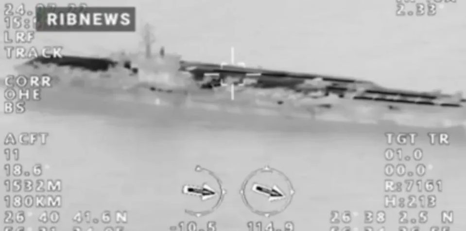 美國「羅斯福號」航空母艦駛入波斯灣，距離伊朗南岸僅 40 海里，意圖威懾伊朗放棄對以色列的報復行動。不過，伊朗迅速回應，釋出一段在霍爾木茲海峽拍攝的美軍「羅斯福號」航母航行畫面。 圖:翻攝自騰訊網
