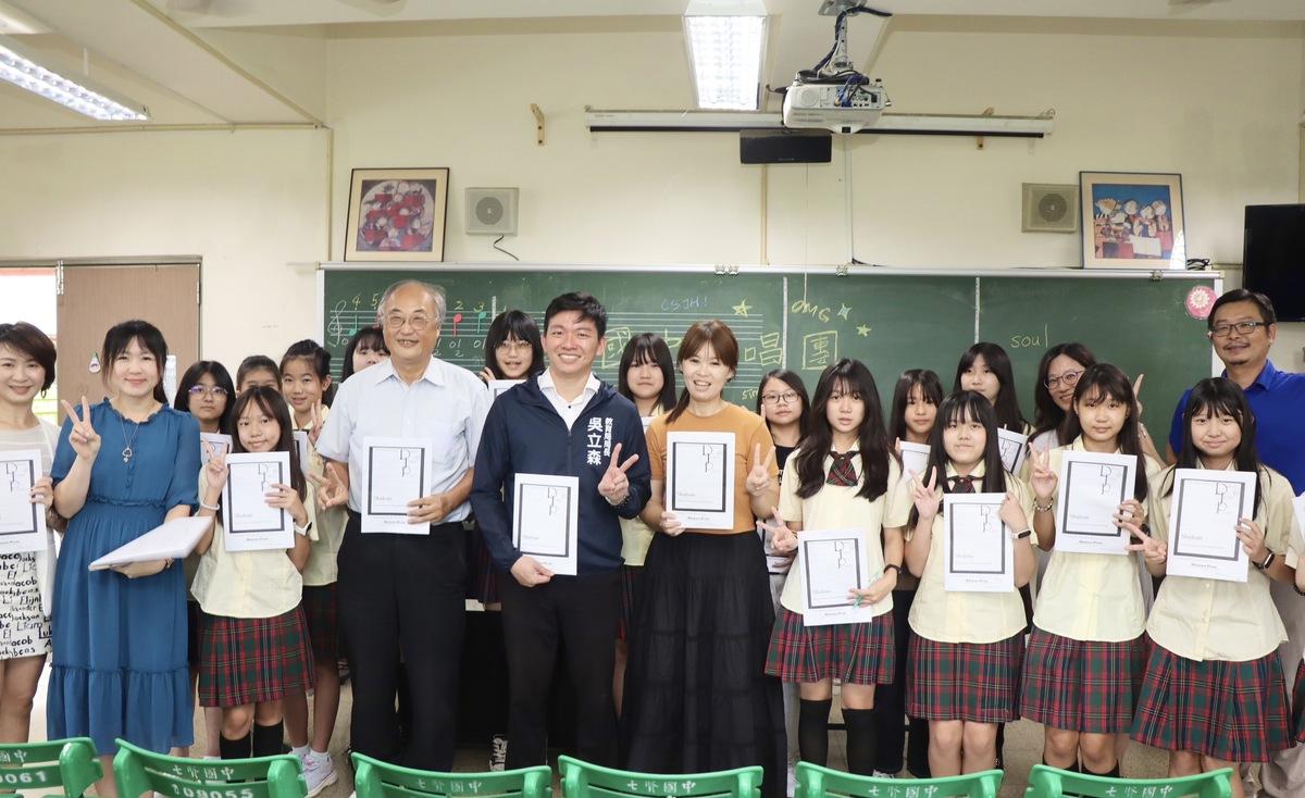 吳立森(前排左五)嘉勉七賢國中合唱團。 圖：高雄市教育局/提供