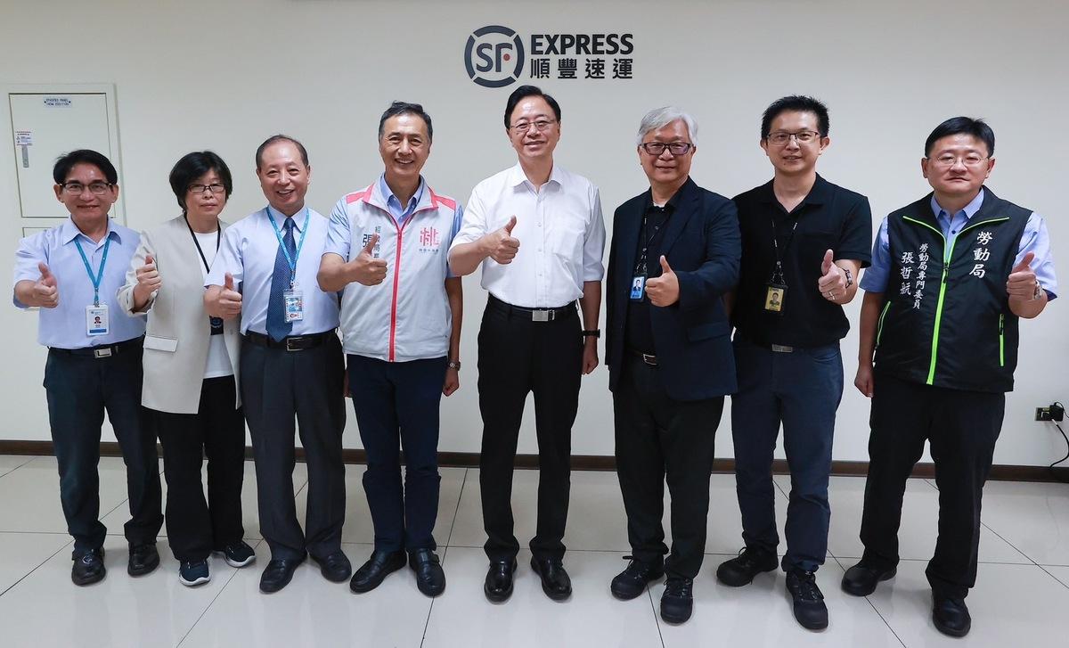 桃園市長張善政參訪台灣順豐全自動化轉運中心，肯定企業投入AI智慧物流科技與應用。 圖：台灣順豐/提供
