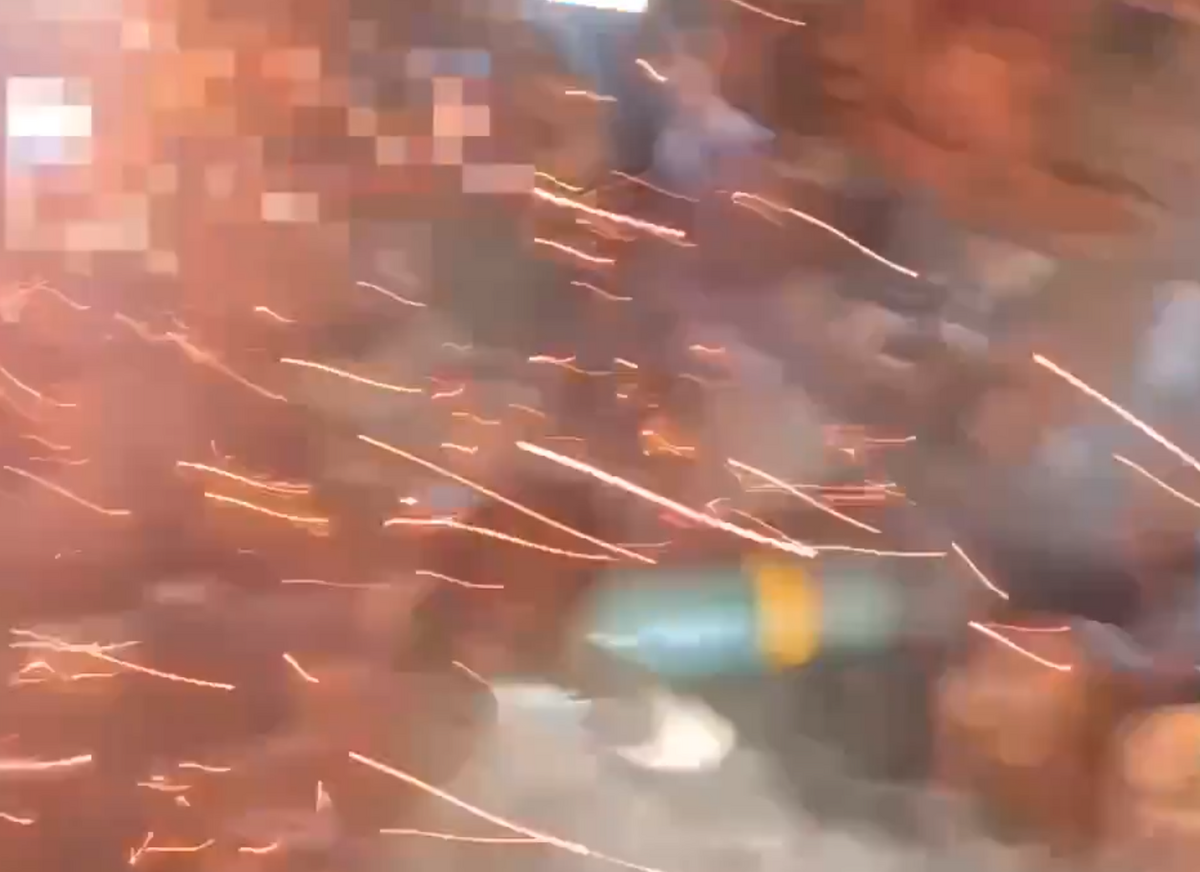 俄軍 FPV 無人機在庫爾斯克擊中烏軍裝甲車，幸運的是所有烏軍都倖存下來。 圖 : 翻攝自 MAKS 24 X 帳號