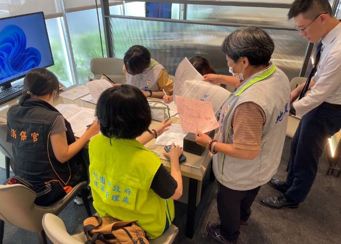 據內政部統計，從110年7月至今(113)年9月底，全國總計已稽查1,157個建案所使用紅單，其中，有79個建案違反規定、共計裁罰7,337萬元。圖為桃園市消保官嚴格稽查俗稱「紅單」的預售屋購屋預約單。（資料照片） 圖：桃園市政府法務局/提供