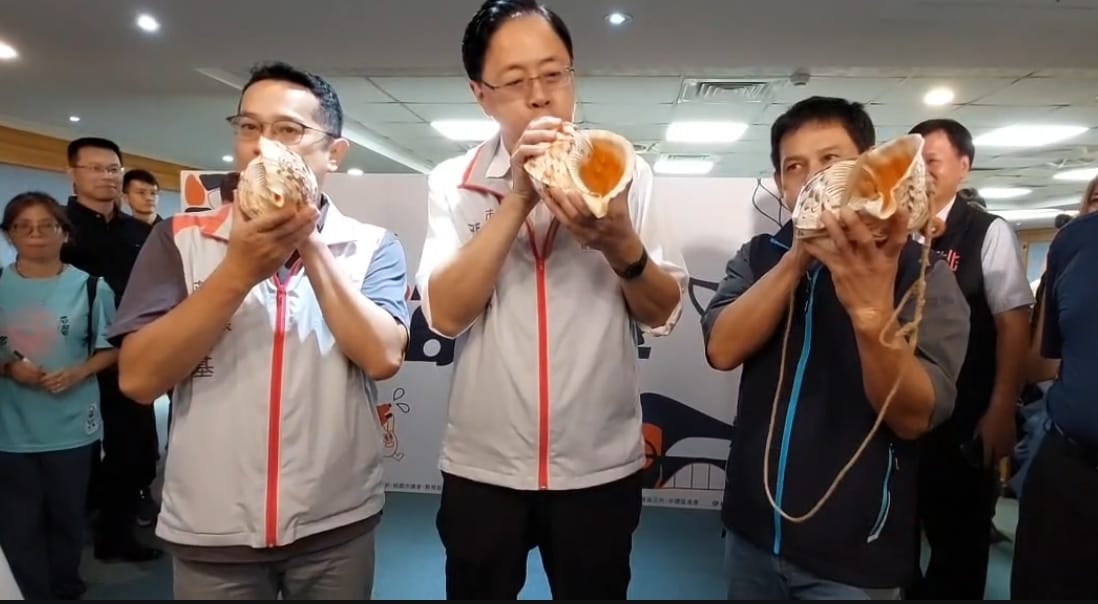 張善政首次體驗吹海螺，吹完後笑說肺活量要很大才行。 圖：林昀真/攝