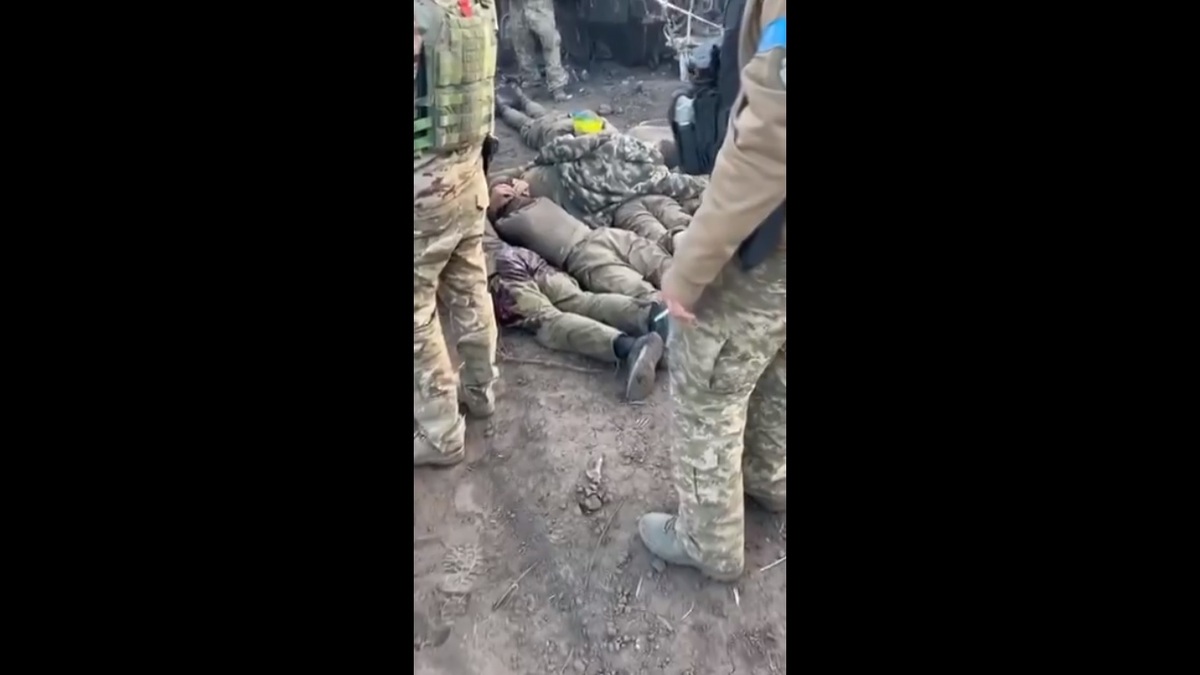 就連俄軍的督戰隊也向烏克蘭宣布投降，成為烏軍的俘虜。 圖：擷取自 @NiKiTa_32156 X 分享影片