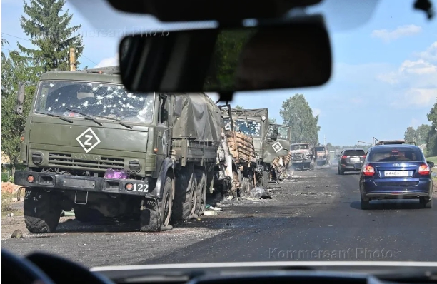 烏軍攻入庫斯克州，增援的俄軍慘被海馬斯殲滅，圖為俄軍車輛玻璃是滿是海馬斯菲彈內的鎢球撞擊痕跡。 圖 : 翻攝自河東三叔