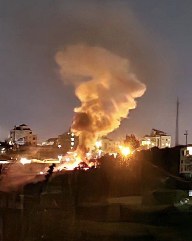 在西岸的巴勒斯坦人製作自製炸彈時，不慎引爆發生巨大爆炸，有多人死傷。 圖：翻攝自 Ｘ @Israelwaronhama