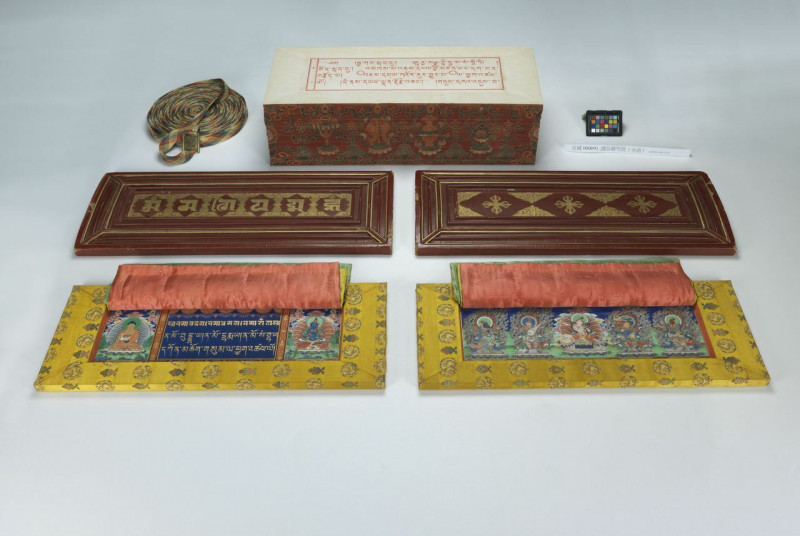 故宮所藏的兩函藏文《諸品積咒經》均完成於康熙 13 年（1674）7 月，一函為黑字寫本，一函為紅字寫本。 圖：故宮／提供