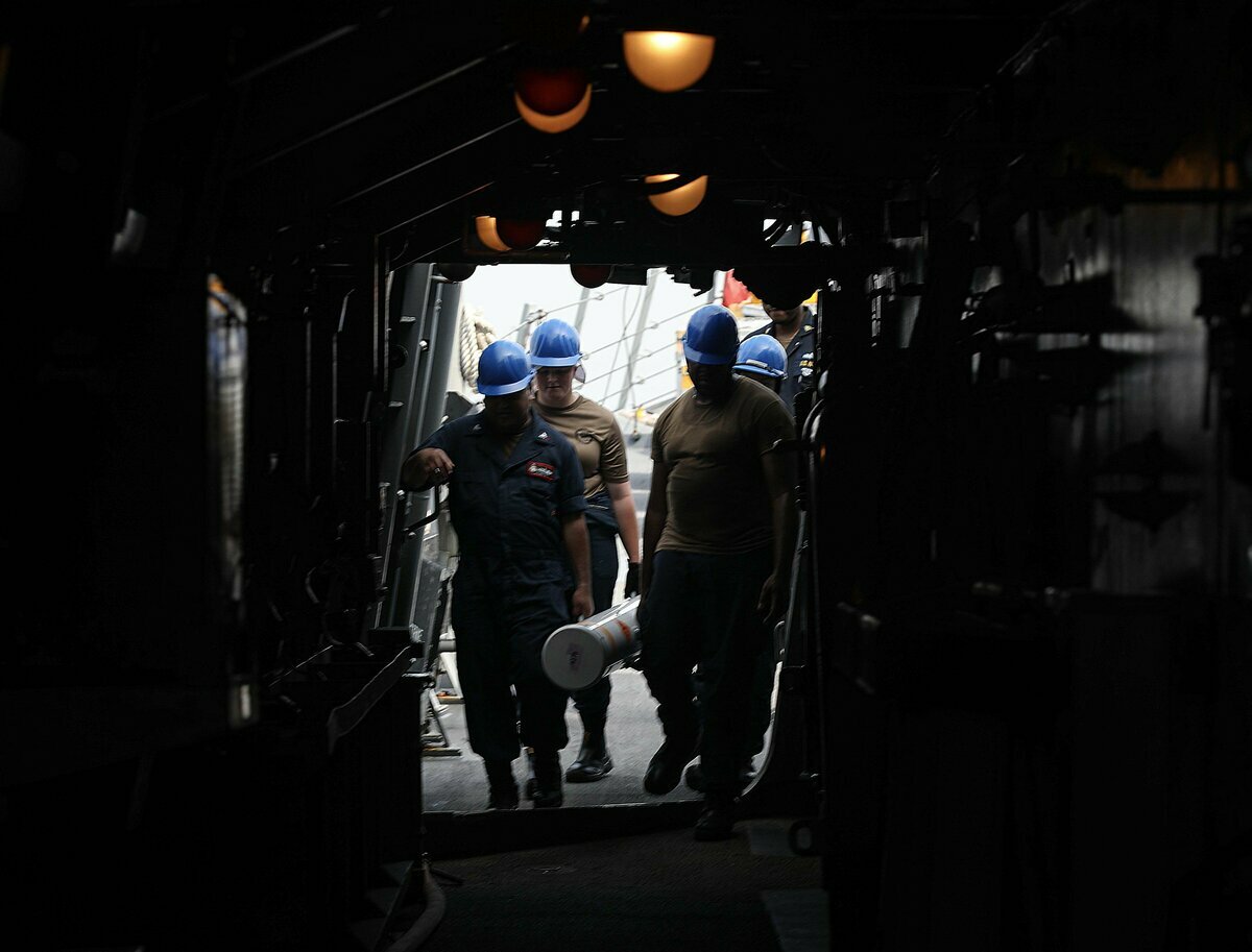 美國海軍勃克級驅逐艦杜威號與海軍軍需司令部東亞分部協力進行海上彈藥裝載任務。 圖：翻攝「X」@US7thFleet