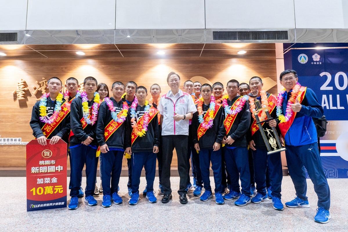 張善政為選手們披上花圈及「桃園之光」彩帶，恭賀球隊贏得世界冠軍。 圖：桃園市政府/提供