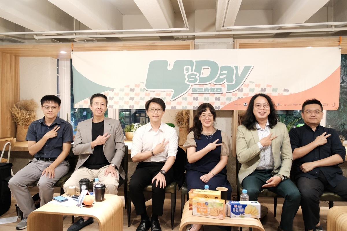 Y’s Day「週三青年日」14日晚上舉辦第66場活動「全體向右轉？極右派興起與世界政治」，舞臺上由左至右為陳方隅、林子立、董思齊、劉玉皙、蕭育和、周德望。 圖：Y’s Day「週三青年日」提供