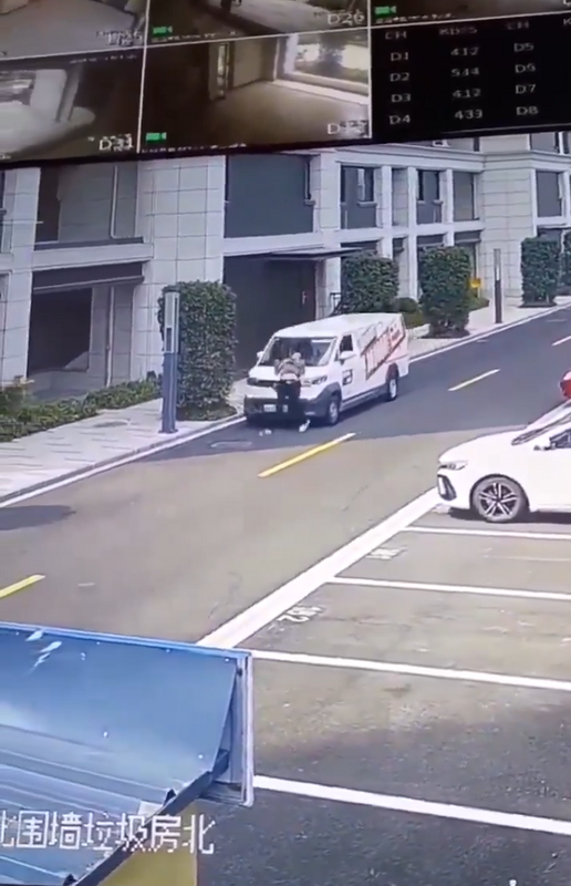 藍亭景園北圍牆垃圾房北也發生開車撞人事件。 圖：翻攝自魔都老猿 X 帳號
