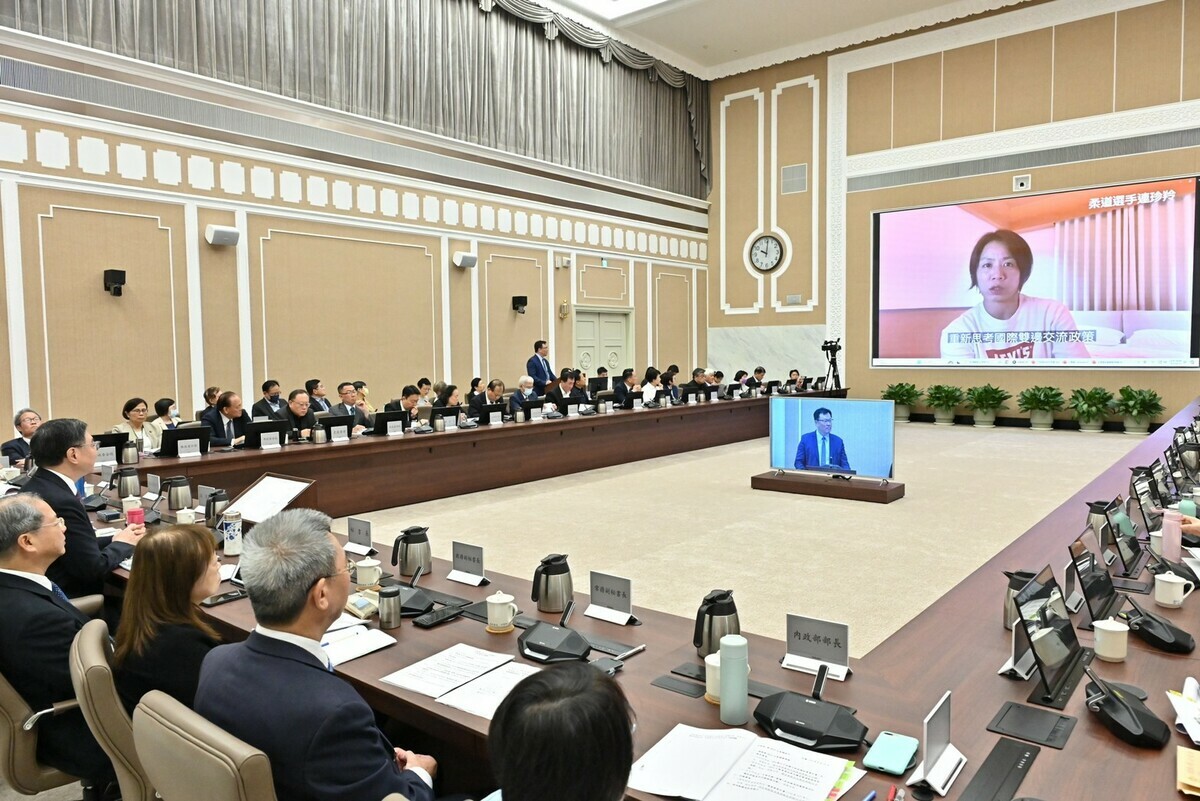體育署邀請我國各項運動好手李洋、郭婞淳、莊智淵、連珍羚、胡光秋、雷千瑩、許育修等知名選手拍攝影片，提供他們對於未來體發部成立的意見，今（15）天在行政院會放映。 圖：行政院提供