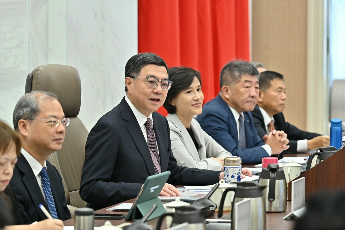 行政院長卓榮泰今（15）天在院會中，用「運動員與公務員」這段話勉勵大家，未來更自律、更陽光面對檢驗，一起促成台灣社會更大的團結。 圖：擷自卓榮泰臉書