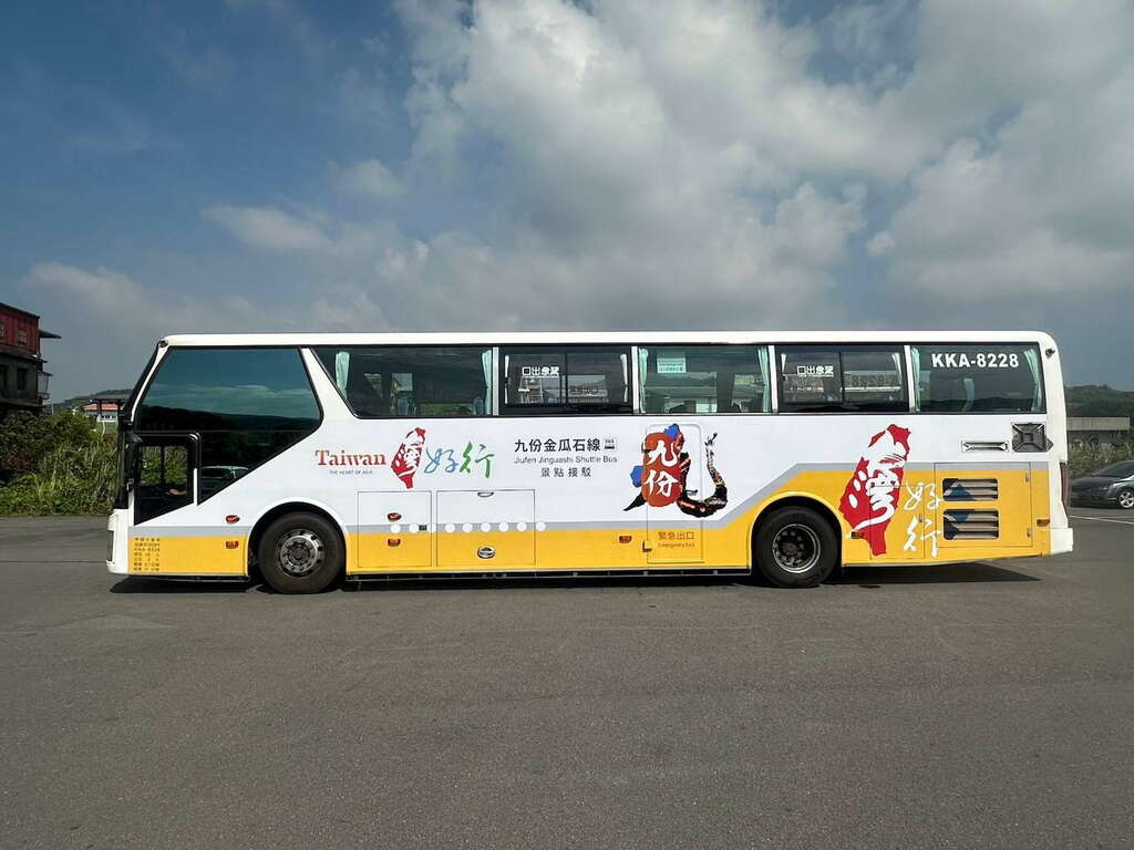 「台灣好行965—九份金瓜石線」今日開跑，公車外觀漆上白色與金黃色外觀，形象煥然一新。 圖：新北市政府觀光旅遊局／提供