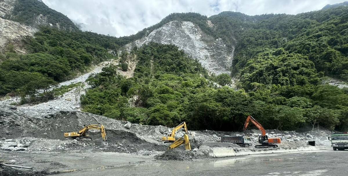 台9線蘇花公路和仁至崇德路，因崩塌土石量大進行夜間禁止通行管制，公路局東區養護工程分局今指出，從明(16)下午5時起解除夜間封路，白天因工程進行，仍維持原先3時段的通行管制，。 圖：交通部公路局東區養護工程分局／提供