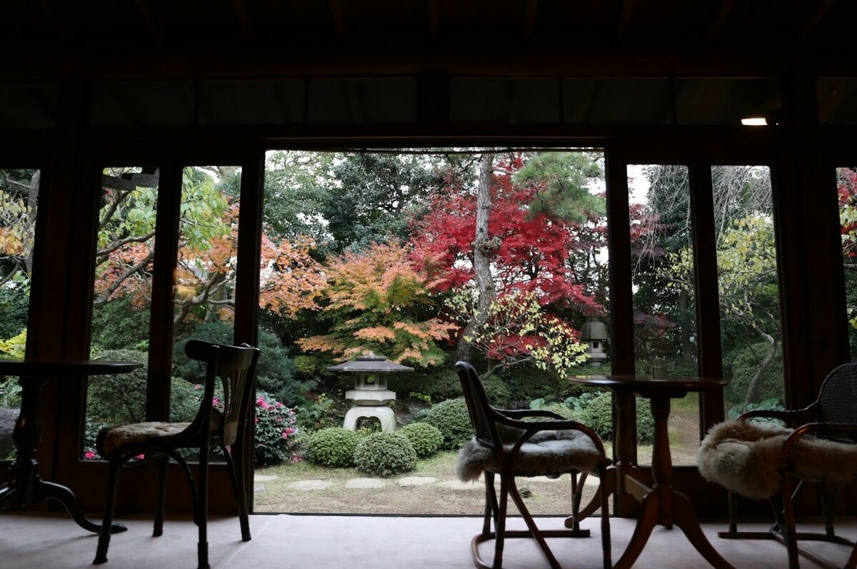 昭和之家的咖啡廳位子可以看到維護良好的日本庭園。 圖：©︎ENGAWA CAFE／提供