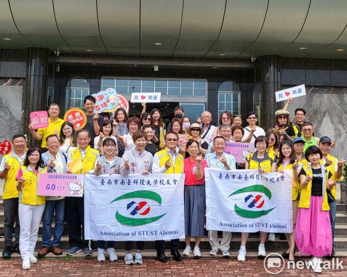 南臺科技大學校友會結合立委陳亭妃、南市議員陳怡珍、周麗津攜手送愛到鴻佳啟能庇護中心，今日舉辦公益愛心參訪，除了採購大量小禮盒作為伴手禮，採購中秋月免蒔光禮盒作為晚宴紀念品以外，現場更捐款3萬元現金協助該中心提昇教養品質與環境，希望能讓弱勢憨兒得到更好的照顧。 圖：陳亭妃服務處提供