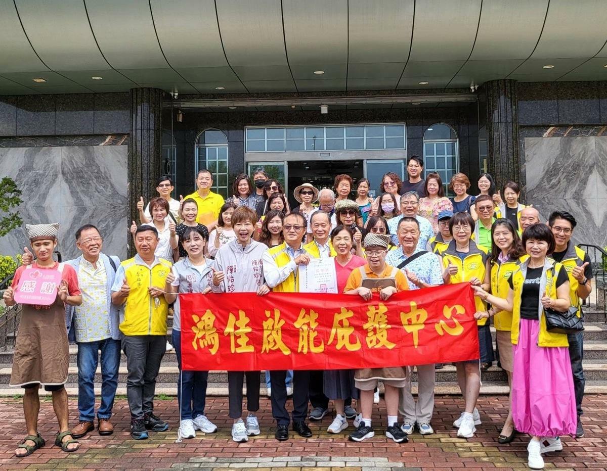 南臺科技大學校友會結合立委陳亭妃、南市議員陳怡珍、周麗津攜手送愛到鴻佳啟能庇護中心，今日舉辦公益愛心參訪，除了採購大量小禮盒作為伴手禮，採購中秋月免蒔光禮盒作為晚宴紀念品以外，現場更捐款3萬元現金協助該中心提昇教養品質與環境，希望能讓弱勢憨兒得到更好的照顧。 圖：陳亭妃服務處提供