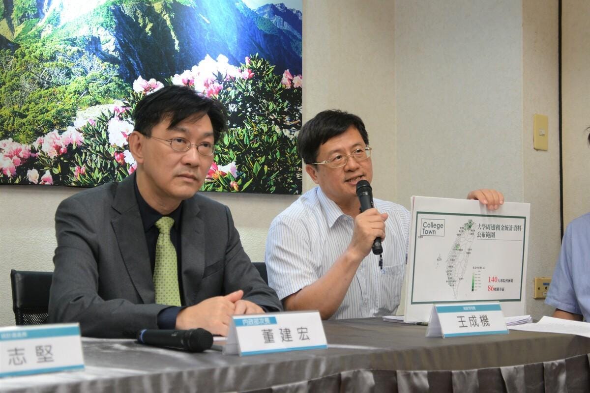 內政部政次董建宏表示，暑假期間為青年學生租屋的旺季，內政部已優先運用47.8萬件租金補貼的租約資料進行分析，並公布全國140所大專院校所在行政區的實際租金統計資訊。 圖：內政部提供