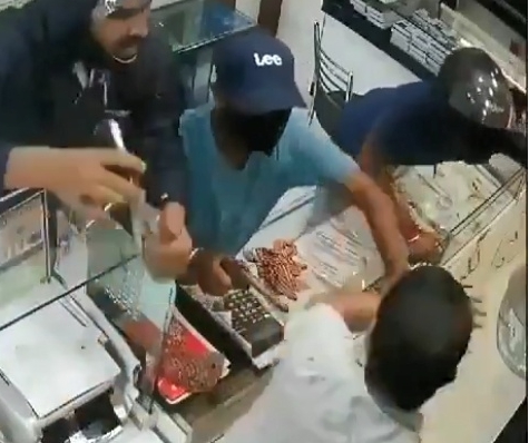 印度馬哈拉斯特拉邦塔納市一家珠寶店當天遭遇搶劫，店主手持木棍，最終擊退了 4 名持槍劫匪。 圖 : 影片截圖
