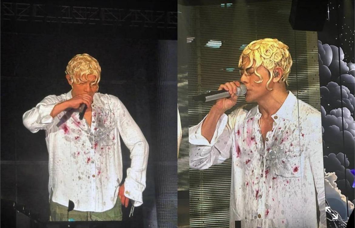 郭富城在演唱會的髮型意外引起話題，可以看到他開場時戴著一頂金色捲髮搭配白色襯衫及花朵西裝。 圖：翻攝自微博
