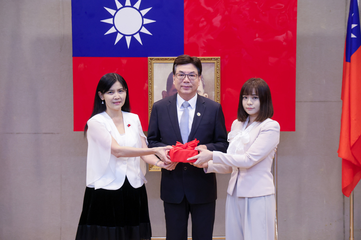 新北市政府今舉行新舊新聞局長交接，右起為新任新聞局長李利貞、副市長劉和然、卸任新聞局長張愛晶。 圖：新北市政府 / 提供