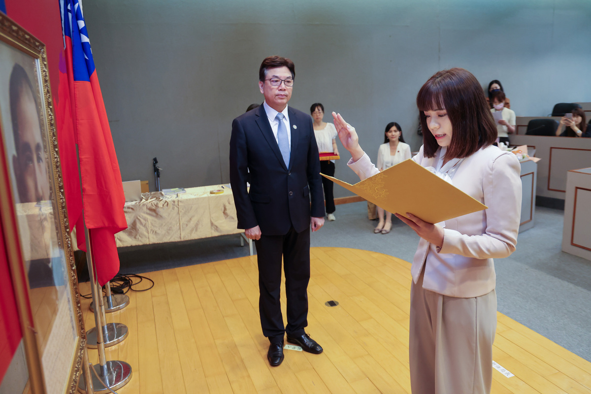 新北市政府今舉行新舊新聞局長交接，新任新聞局長李利貞宣誓就職。 圖：新北市政府 / 提供