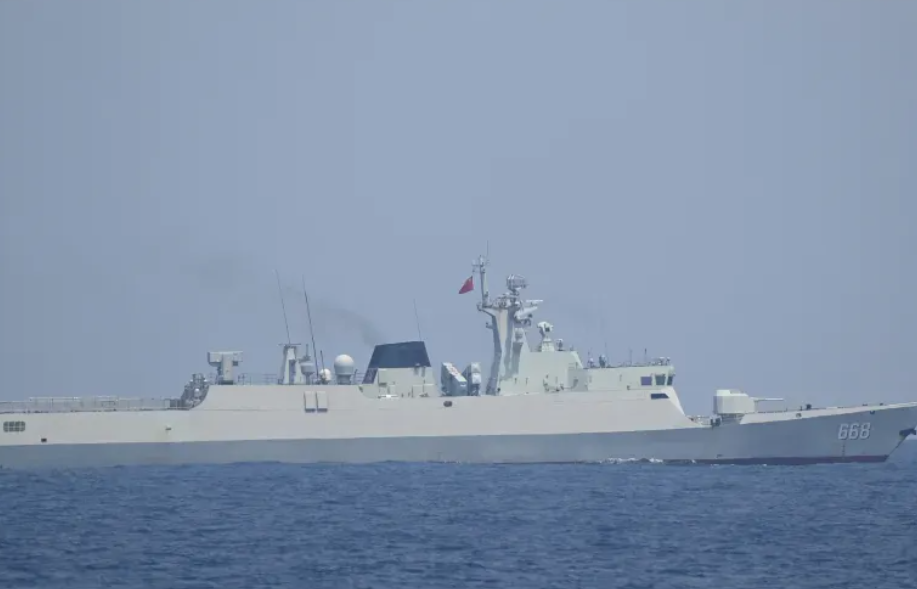 中國近期在南海持續增兵，中菲前線的解放軍軍艦，數量已經是之前的 3 倍。圖為在南海活動的一艘解放軍軍艦。 圖：翻攝自老高風雲