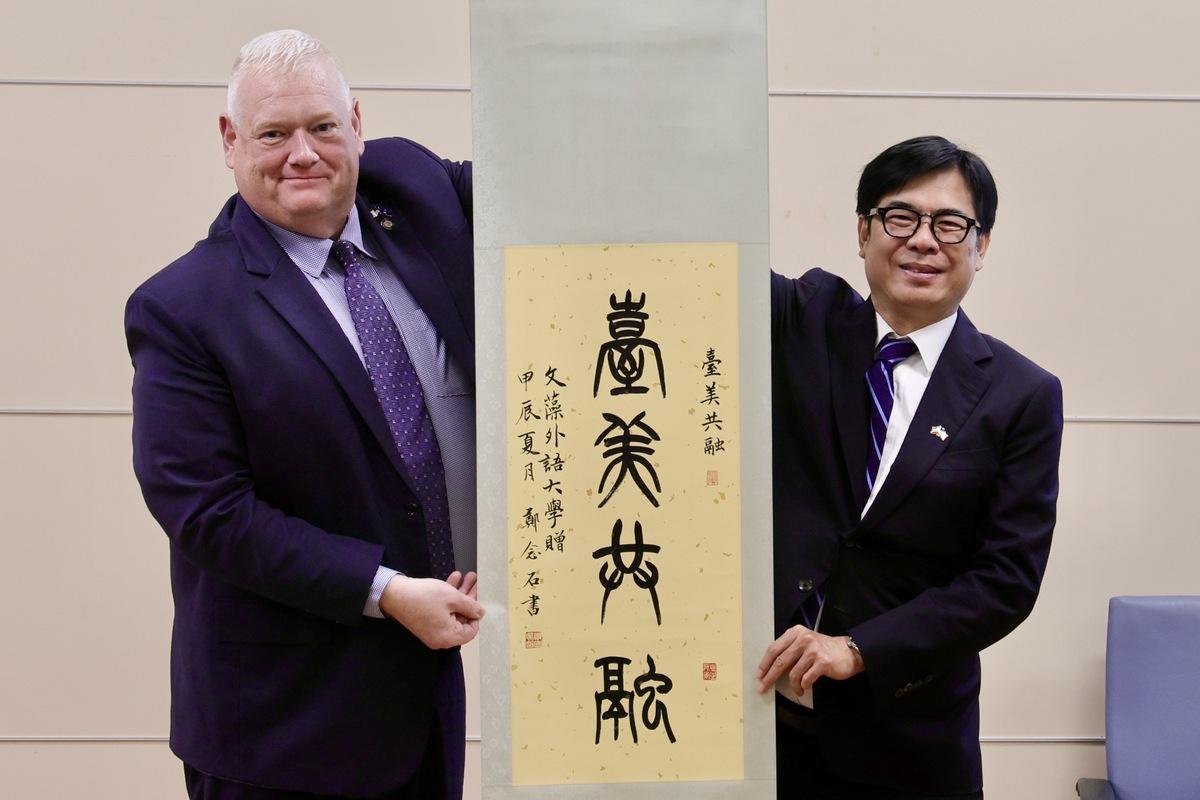 陳其邁(右)致贈Paul Evans(左)「臺美共榮」捲軸。 圖：高雄市政府/提供