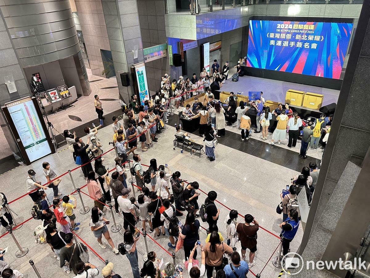新北市府在1樓大廳要奧運國手舉行簽名會，讓選手簽名超過4小時，引發論戰。 圖：讀者提供