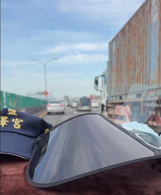 台中市亞洲大學附設醫院員工上班遇強震，行車記錄器記錄到車旁的大貨車搖搖晃晃，網友發現車上有埔鹽順澤宮的帽子，直呼真是吉祥物。 圖：亞大醫院/提供