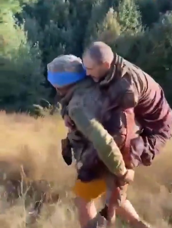 烏克蘭 116 旅的 2 個士兵將 1 名受傷的俄羅斯戰俘背出前線，以拯救他的性命。 圖：翻攝自 rainbow7852 X 帳號