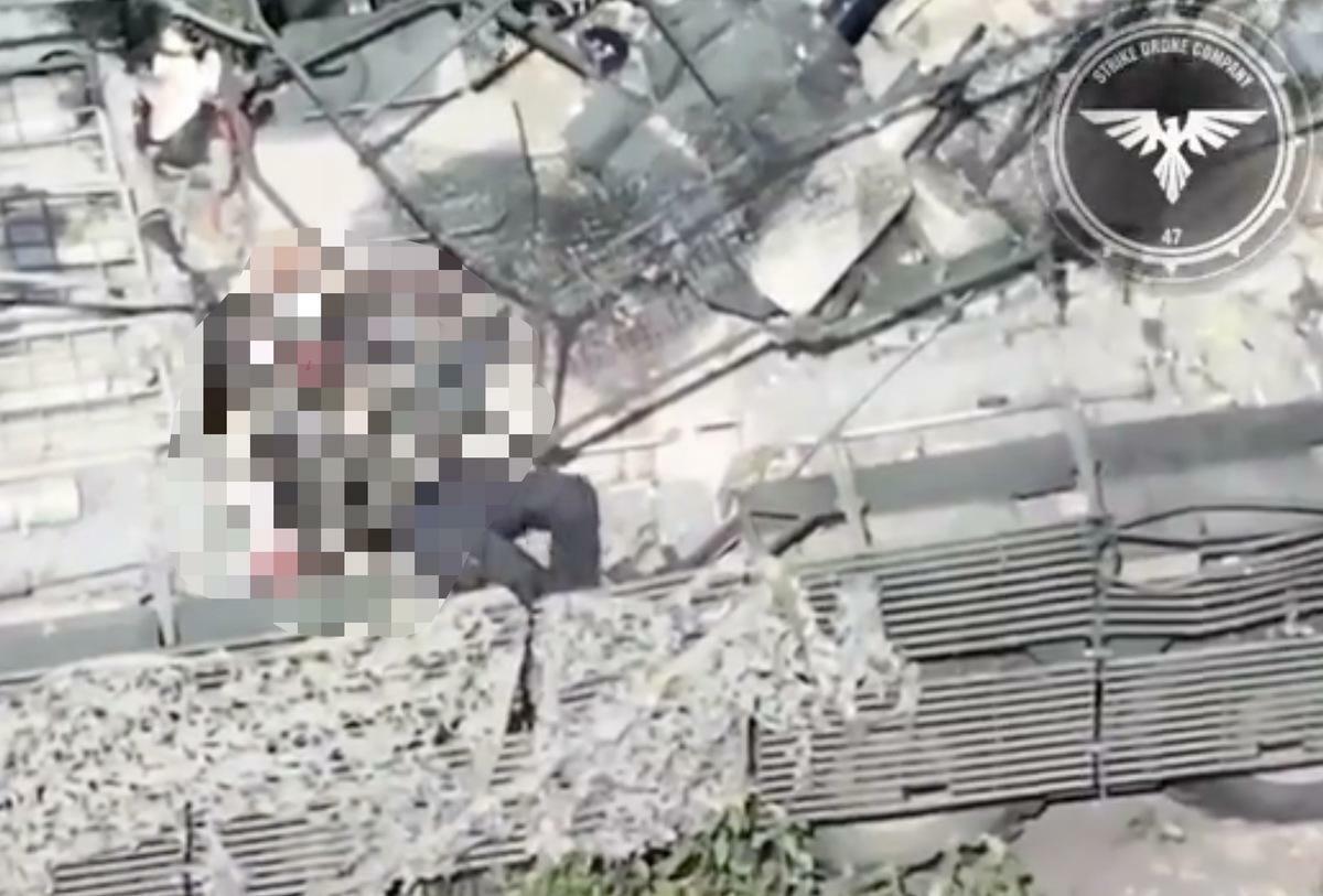 烏克蘭第 47 獨立機械化旅炸毀一架俄羅斯 BTR-82A 運兵車，俄軍在運兵車上奄奄一息。 圖：翻攝自 Ｘ @front_ukrainian