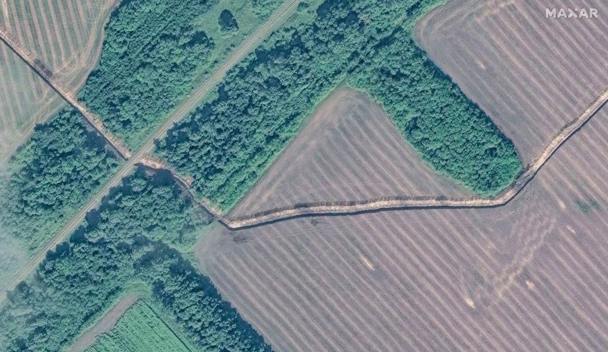 從衛星圖上可以發現，俄軍在庫爾斯克州中西部「利戈夫市」郊外挖掘的戰壕，企圖阻擋烏軍進攻。 圖：翻攝自MAXAR衛星